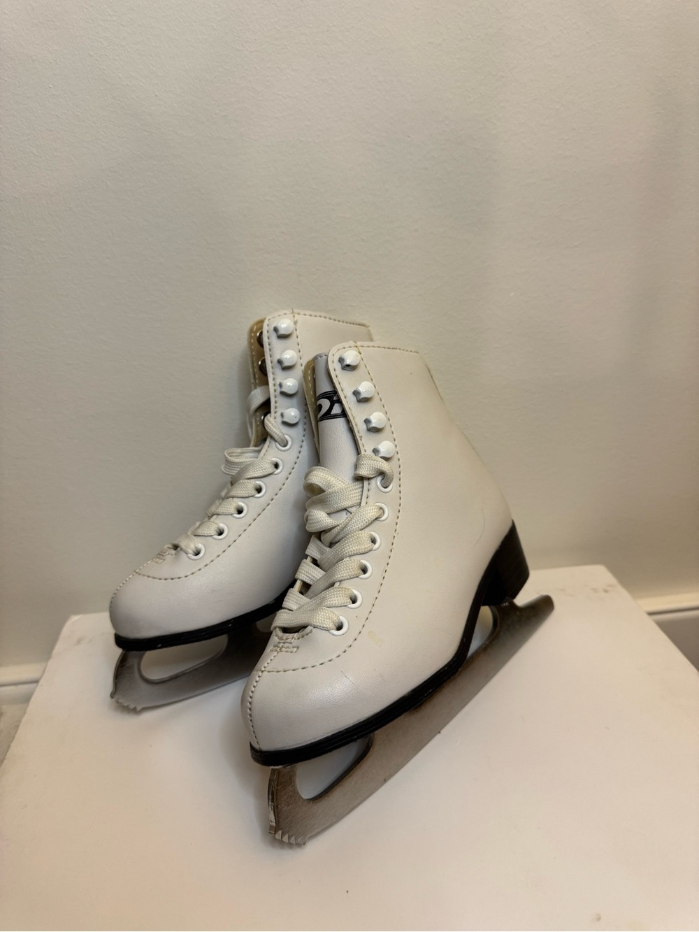 White Kid’s Figure Ice Skates - Size J11